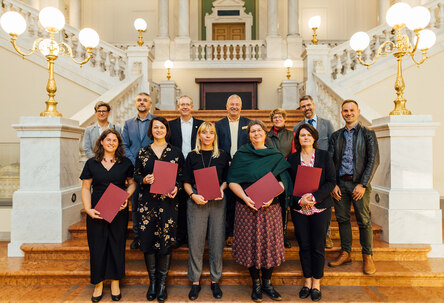 Die Preisträgerinnen mit Vertreterinnen und Vertretern der drei Universitäten, die den Preis ausgelobt haben in der Leipziger Universitätsbibliothek.